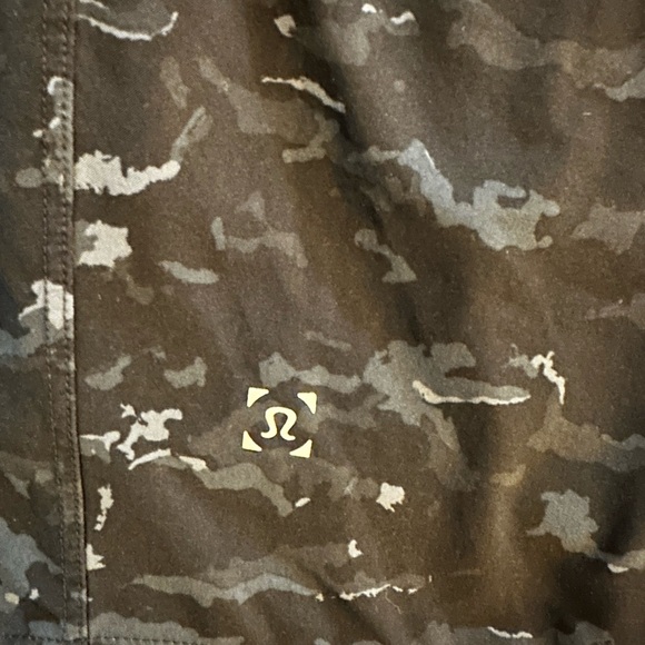 Lululemon Men’s Shorts Size L (lined) with drawstring and front and back pockets - Picture 5 of 7